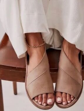 Women’s Open-Toe Slide Sandals in Taupe